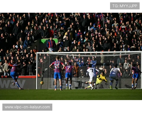 曼联定位球形成包围